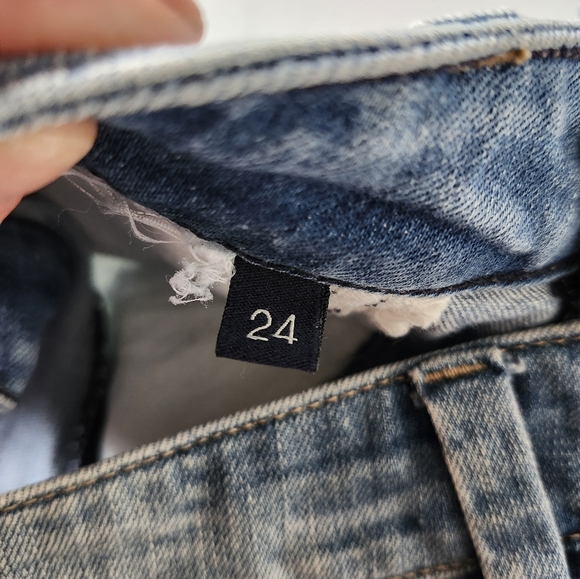 Guess Short Shorts - Picture 3 of 4